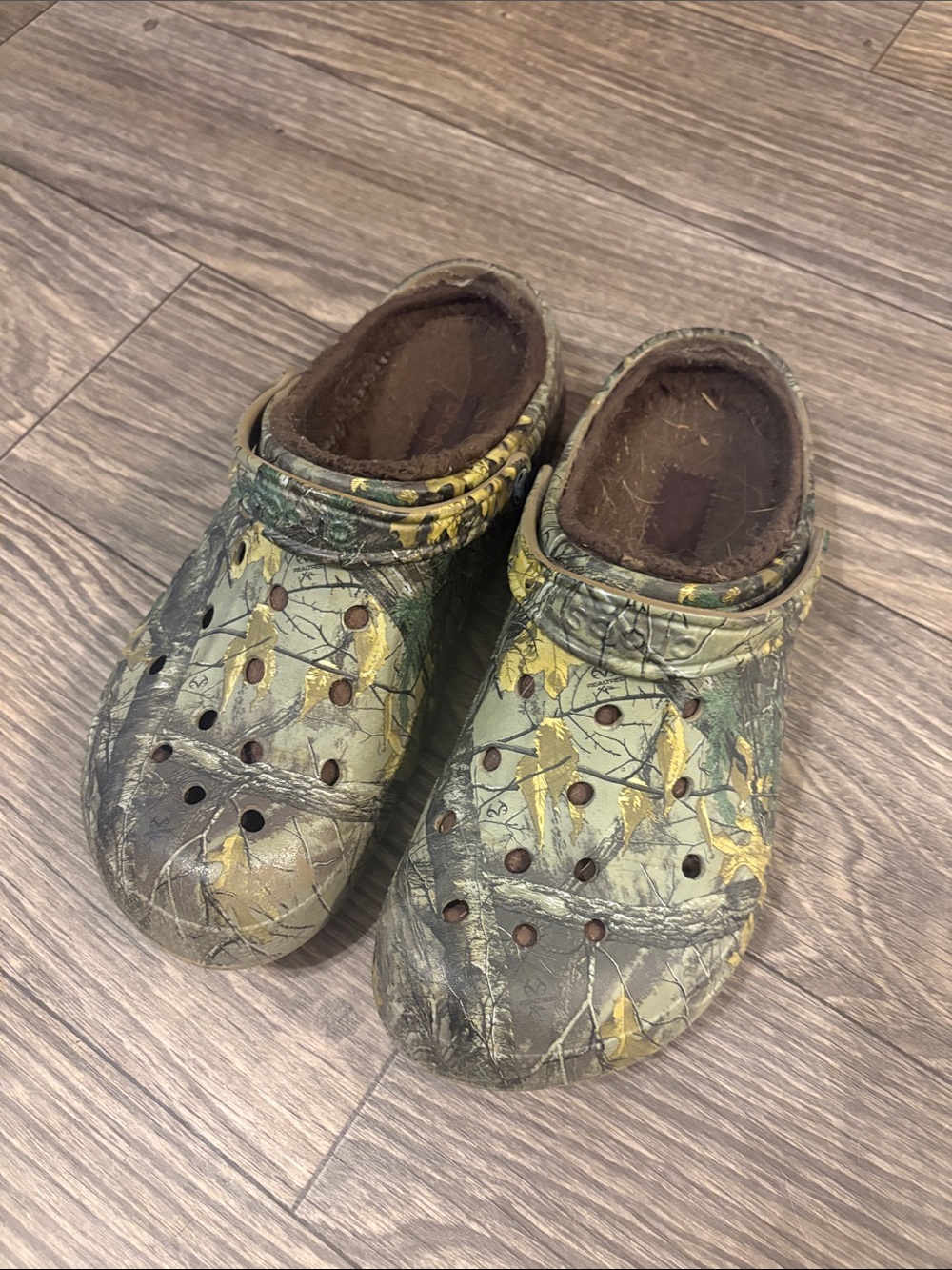 CROCS Realtree Camo Fuzzy Lined Clogs in Brown and Green